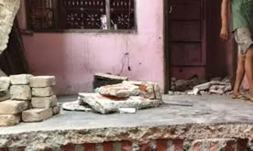 Bareilly में जर्जर मकान का लिंटर गिरा, दो मासूम घायल