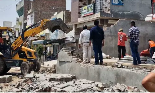 Sirsa प्रशासन ने अतिक्रमण विरोधी अभियान में मंदिर की दीवार गिरा दी