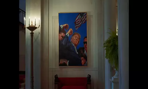 White House ने ओबामा की तस्वीर की जगह ट्रंप की हत्या के प्रयास की तस्वीर लगाई White House ने ओबामा की तस्वीर की जगह ट्रंप की हत्या के प्रयास की तस्वीर लगाई