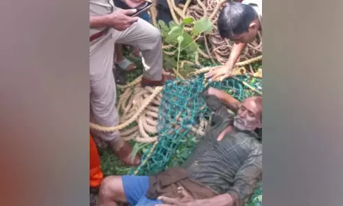 Kerala: अग्निशमन कर्मियों ने गलती से कुएं में गिरे व्यक्ति को बचाया