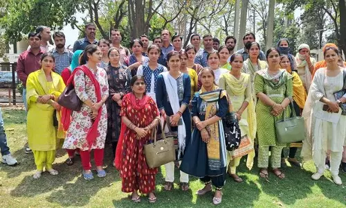 Haryana :  सरकार द्वारा सरप्लस घोषित किए जाने पर शिक्षकों ने करनाल लघु सचिवालय पर किया प्रदर्शन