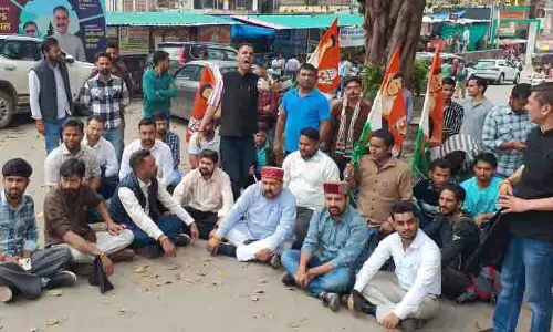 युवा कांग्रेस कार्यकर्ताओं ने Mandi सांसद को दिखाए काले झंडे युवा कांग्रेस कार्यकर्ताओं ने Mandi सांसद को दिखाए काले झंडे