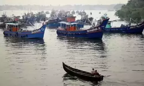 अवैध मछली पकड़ना; तीन नावें जब्त अवैध मछली पकड़ना; तीन नावें जब्त