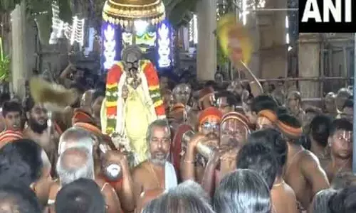 Tamil Nadu: श्री रंगनाथ स्वामी मंदिर में पंगुनी कार महोत्सव में हजारों की भीड़ उमड़ी Tamil Nadu: श्री रंगनाथ स्वामी मंदिर में पंगुनी कार महोत्सव में हजारों की भीड़ उमड़ी