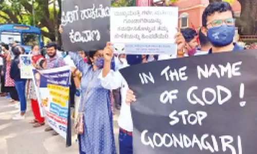 Karnataka: पुलिस ने नाबालिग समेत पांच लोगों को मामूली बात पर पकड़ा Karnataka: पुलिस ने नाबालिग समेत पांच लोगों को मामूली बात पर पकड़ा