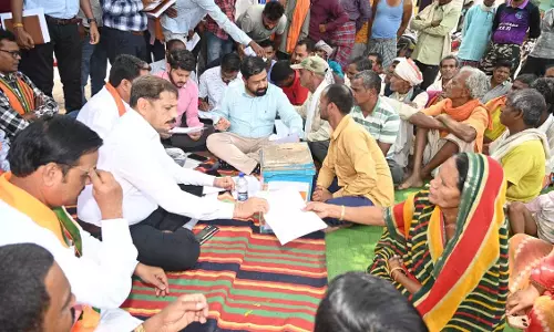 सुशासन तिहार 2025 : प्रथम चरण के अंतिम दिन कलेक्टर और जिला पंचायत अध्यक्ष स्वयं ग्रामवासियों से आवेदन लिए