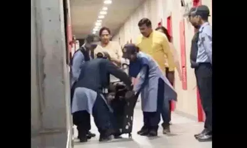 सूटकेस में छिपाकर भागना, महिला के Hostel Prank ने नेटिज़न्स को हंसाया! सूटकेस में छिपाकर भागना, महिला के Hostel Prank ने नेटिज़न्स को हंसाया!