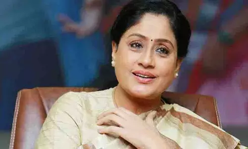सोशल मीडिया मैनेजर पर Vijaya Shanti और उनके पति को धमकाने का मामला दर्ज सोशल मीडिया मैनेजर पर Vijaya Shanti और उनके पति को धमकाने का मामला दर्ज
