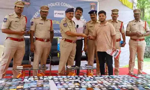 Cyberabad पुलिस ने 45 दिनों में 3.18 लाख रुपये मूल्य के 1,060 मोबाइल फोन बरामद किए Cyberabad पुलिस ने 45 दिनों में 3.18 लाख रुपये मूल्य के 1,060 मोबाइल फोन बरामद किए