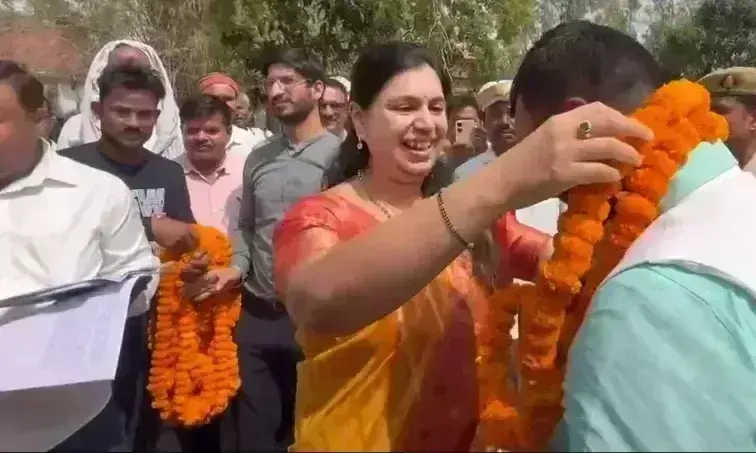 Deoria: जिलाधिकारी ने सहयोगी ग्रामीणों को सम्मानित किया Deoria: जिलाधिकारी ने सहयोगी ग्रामीणों को सम्मानित किया