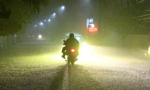 Kerala में शनिवार को भारी बारिश की आशंका, चार जिलों में येलो अलर्ट घोषित Kerala में शनिवार को भारी बारिश की आशंका, चार जिलों में येलो अलर्ट घोषित