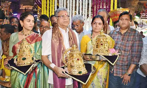 Andhra: ओण्टिमिट्टा में सीताराम और लक्ष्मण के लिए स्वर्ण मुकुट Andhra: ओण्टिमिट्टा में सीताराम और लक्ष्मण के लिए स्वर्ण मुकुट