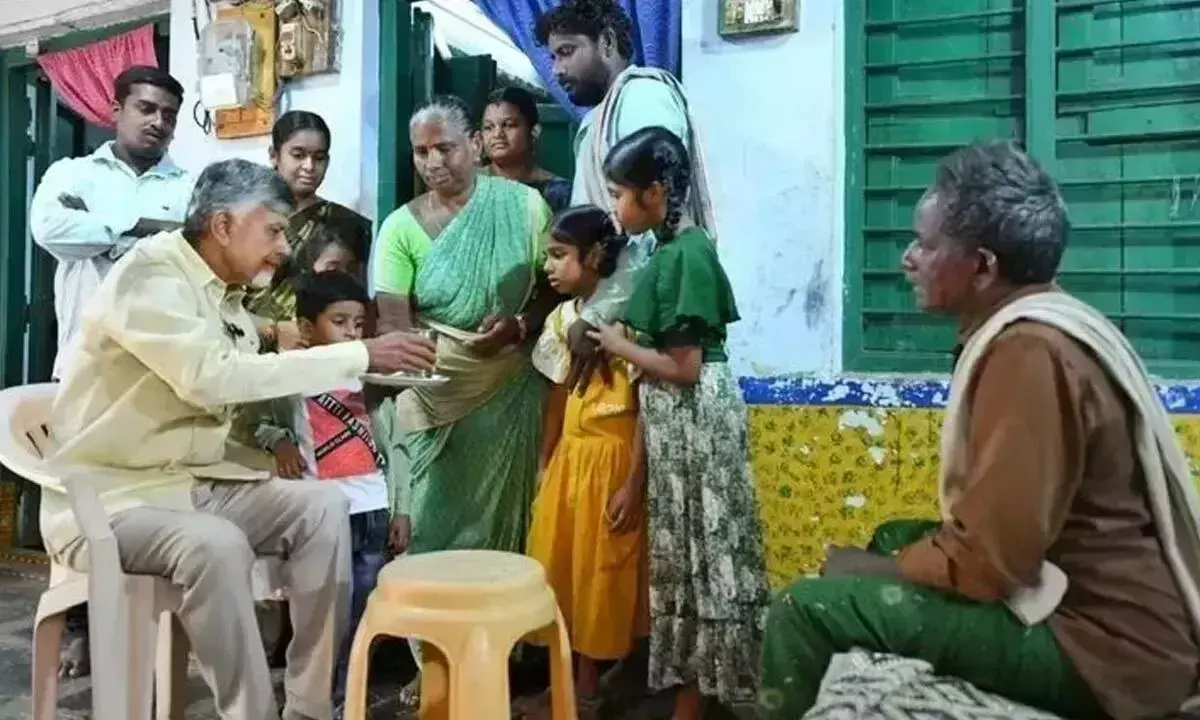 Andhra: नायडू ने लोगों का भरोसा कायम रखने का संकल्प लिया Andhra: नायडू ने लोगों का भरोसा कायम रखने का संकल्प लिया