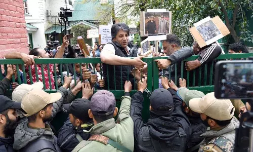 पुलिस ने श्रीनगर में वक्फ अधिनियम के खिलाफ PDP के मार्च को रोका पुलिस ने श्रीनगर में वक्फ अधिनियम के खिलाफ PDP के मार्च को रोका