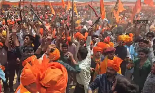 करणी सेना का प्रदर्शन, सांसद के घर सख्त पहरा, दी चेतावनी