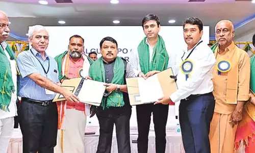 कलगुडी कंपनी के प्रतिनिधियों ने चित्तूर में समझौते के दस्तावेजों का आदान-प्रदान किया