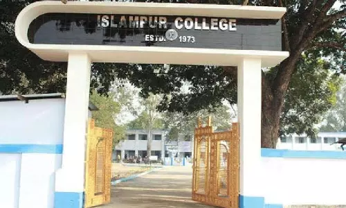 Dinajpur जिले के इस्लामपुर कॉलेज परिसर में शिक्षक-छात्र आमने-सामने Dinajpur जिले के इस्लामपुर कॉलेज परिसर में शिक्षक-छात्र आमने-सामने