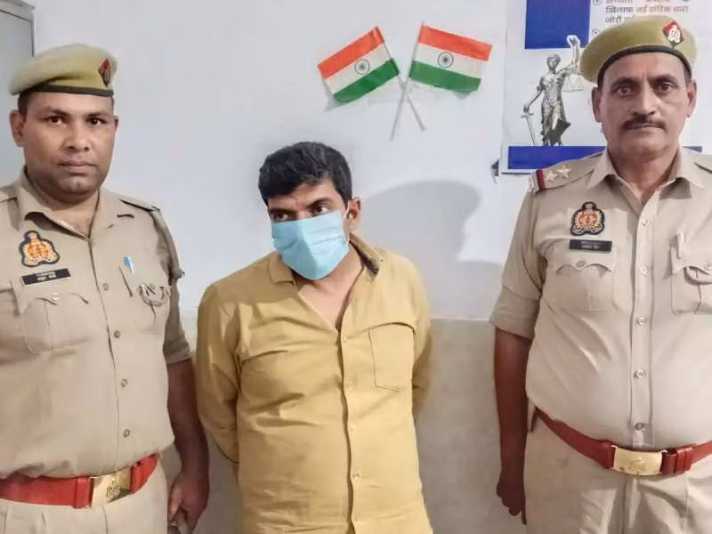 Noida: फर्जी एफडी के जरिए 3.90 करोड़ की धोखाधड़ी, एक आरोपी गिरफ्तार Noida: फर्जी एफडी के जरिए 3.90 करोड़ की धोखाधड़ी, एक आरोपी गिरफ्तार