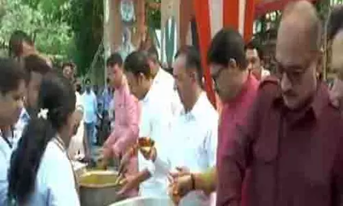 दिल्ली BJP अध्यक्ष वीरेंद्र सचदेवा ने हनुमान जयंती के अवसर पर वितरित किया भोजन