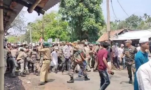 Tripura में वक्फ कानून के खिलाफ प्रदर्शन हिंसक हो गया, कई लोग घायल