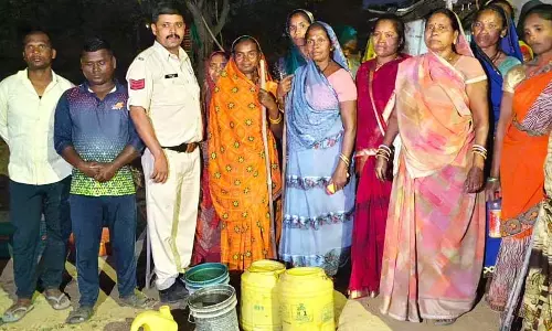 महिलाओं की मदद से शराब कोचिया गिरफ्तार महिलाओं की मदद से शराब कोचिया गिरफ्तार