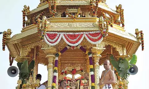 श्री मलयप्पा स्वामी को भक्तों को प्रसन्न करने के लिए गलियों में स्वर्ण रथ पर सवार कर परेड कराई