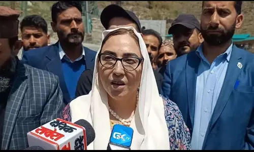 वार्षिक ज़ूल उत्सव से पहले, दरक्शां अंद्राबी ने Kashmir में ऐशमुकाम दरगाह का दौरा किया