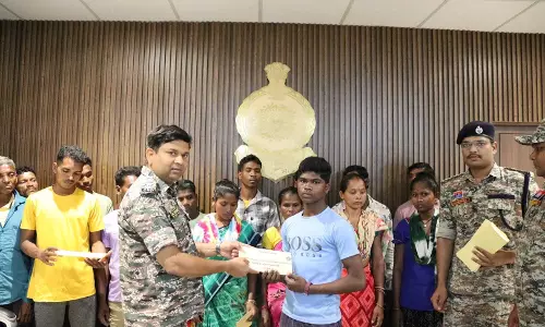 हथियार के साथ सरेंडर करने वाले नक्सलियों को छत्तीसगढ़ सरकार देगी लाखों रूपए