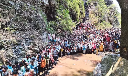 नल्लामाला पहाड़ियों में स्थित सल्सेश्वरम लिंगमय्या मंदिर में भक्तों की कतारें लगी हुई नल्लामाला पहाड़ियों में स्थित सल्सेश्वरम लिंगमय्या मंदिर में भक्तों की कतारें लगी हुई