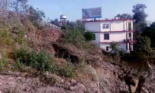 Dehra में राजमार्ग ढहने से आक्रोश, स्थानीय लोगों ने प्रशासनिक ‘लापरवाही’ को ठहराया जिम्मेदार