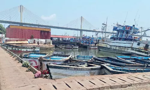 Goa के कार्यकर्ताओं ने मालिम जेट्टी के अनापत्ति प्रमाण पत्र का विरोध किया Goa के कार्यकर्ताओं ने मालिम जेट्टी के अनापत्ति प्रमाण पत्र का विरोध किया