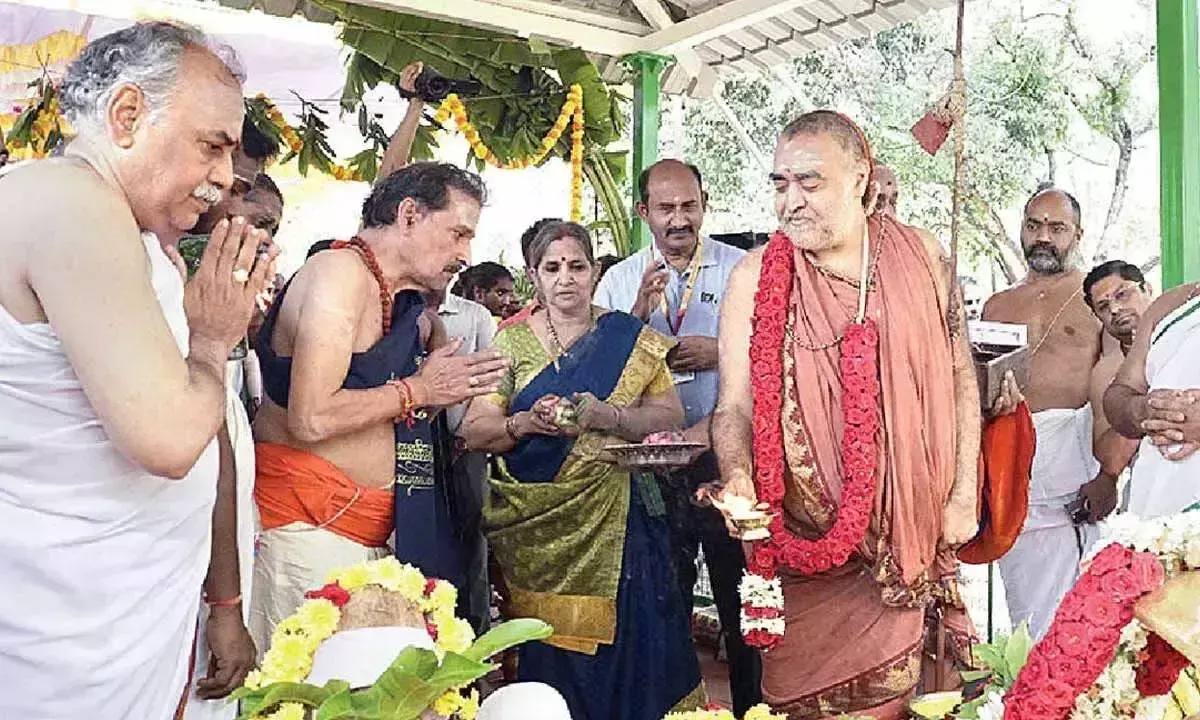 Andhra: कांची संत ने एनएसयू में विश्वनाथ ध्यान मंदिर का उद्घाटन किया