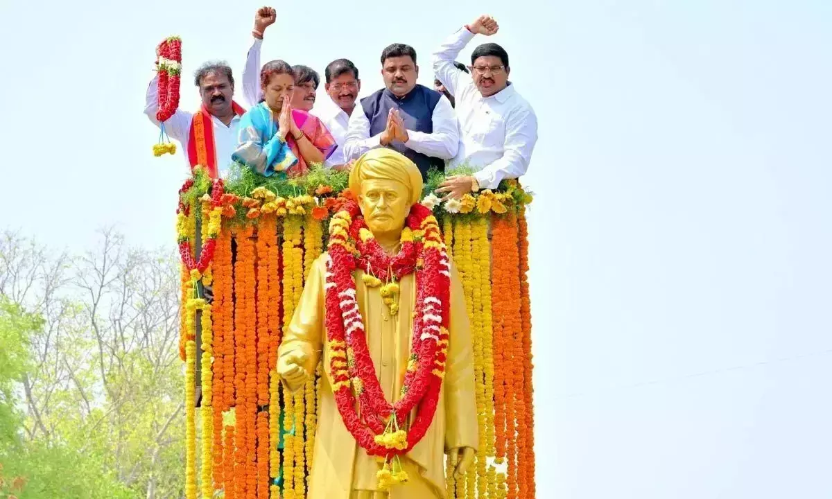 बिड़ला गेट पर जल्द लगेगी सावित्रीबाई फुले की प्रतिमा: Collector Basha बिड़ला गेट पर जल्द लगेगी सावित्रीबाई फुले की प्रतिमा: Collector Basha
