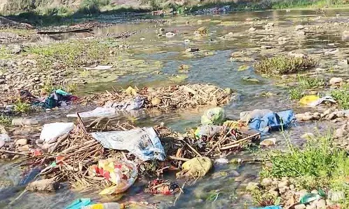 Hamirpur में कूड़े की ‘नदियां’ बढ़ रही
