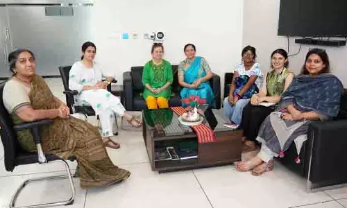 City के पहले अंतर-देशीय गोद लेने के आठ साल बाद, किशोरी लड़की अपनी जड़ों की ओर लौटी