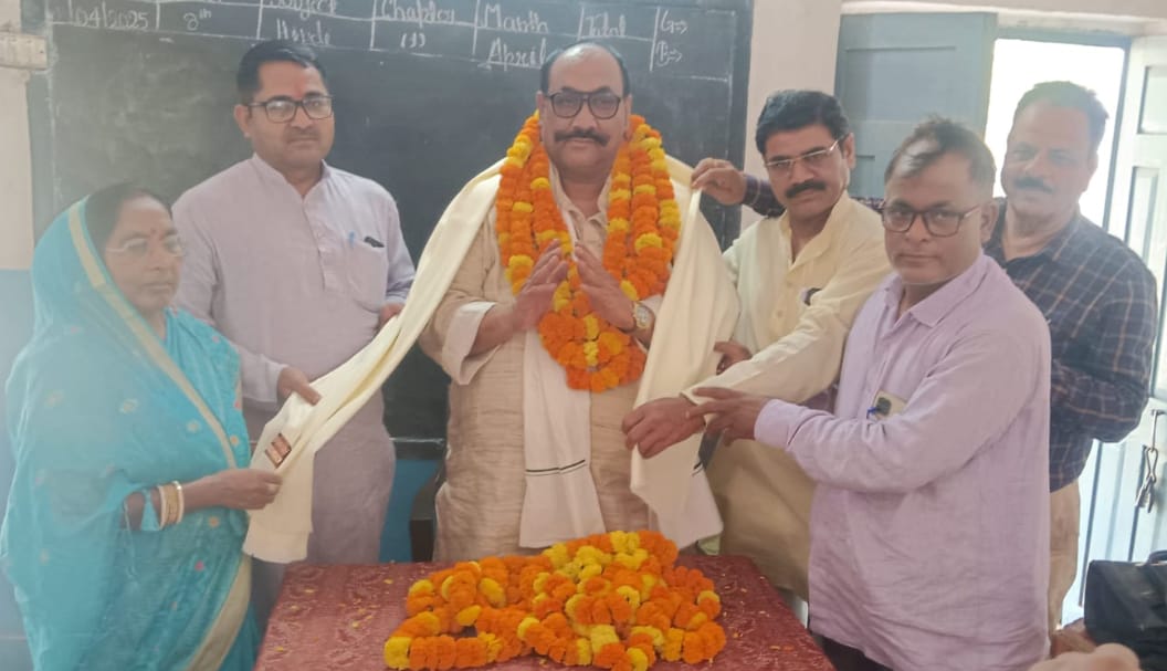 शिक्षकों ने निवर्तमान जिला कोषाध्यक्ष को दी भव्य विदाई
