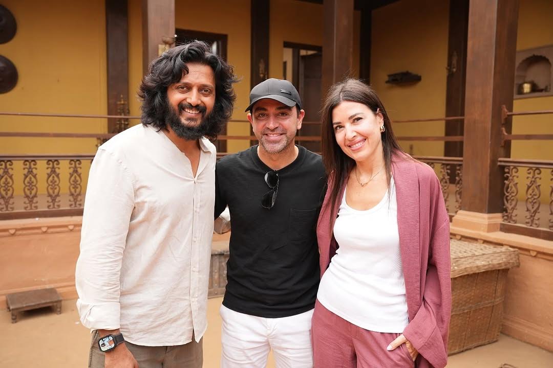 Barcelona के दिग्गज ज़ावी ने रितेश देशमुख से उनकी निर्देशित फिल्म राजा शिवाजी के सेट पर की मुलाकात