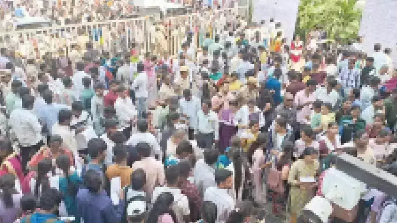 Telangana: मेगा जॉब मेले में भारी भीड़