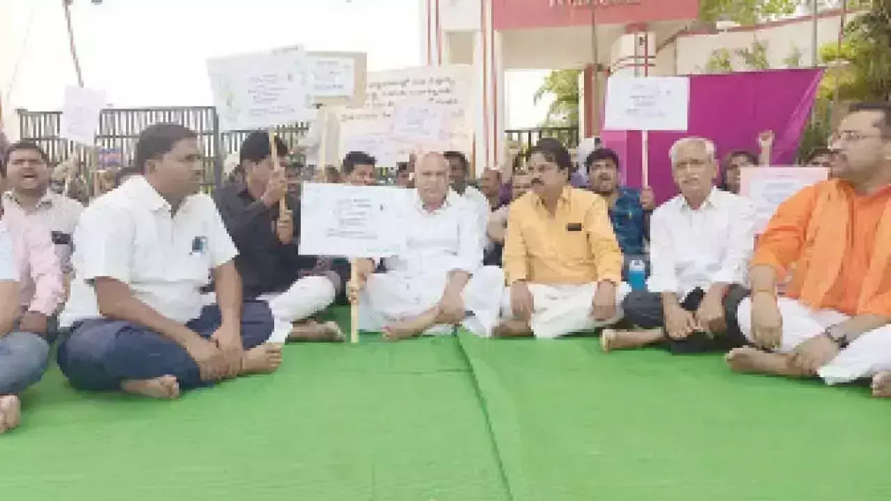 MLA ने प्रदर्शनकारी अनुबंध सहायक प्रोफेसरों के साथ एकजुटता व्यक्त की