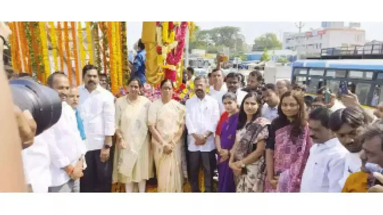 Telangana: फुले समानता के लिए लड़ने वाले महान व्यक्तित्व थे: सुरेखा Telangana: फुले समानता के लिए लड़ने वाले महान व्यक्तित्व थे: सुरेखा