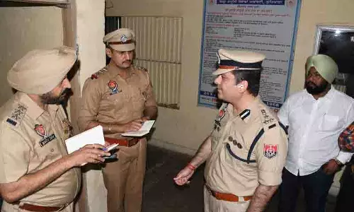 Ludhiana: शीर्ष पुलिस अधिकारी ने पुलिस स्टेशन का औचक निरीक्षण किया Ludhiana: शीर्ष पुलिस अधिकारी ने पुलिस स्टेशन का औचक निरीक्षण किया