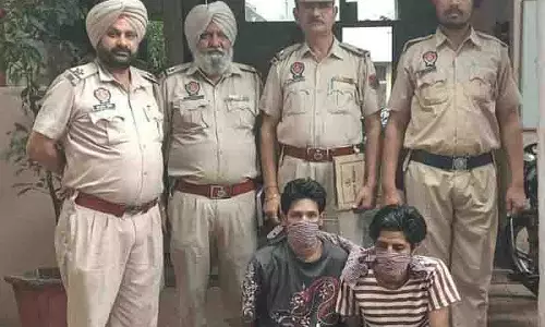 Amritsar: लड़की से मोबाइल लूटने के आरोप में 2 झपटमार गिरफ्तार Amritsar: लड़की से मोबाइल लूटने के आरोप में 2 झपटमार गिरफ्तार