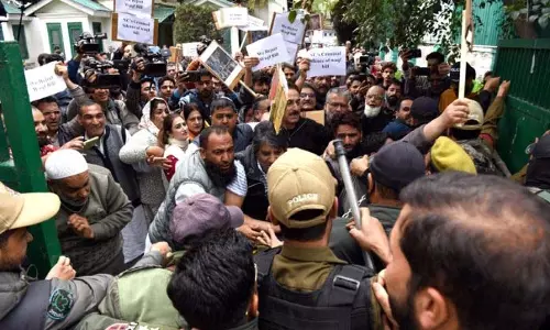 वक्फ अधिनियम के खिलाफ PDP के विरोध मार्च को पुलिस ने विफल किया वक्फ अधिनियम के खिलाफ PDP के विरोध मार्च को पुलिस ने विफल किया