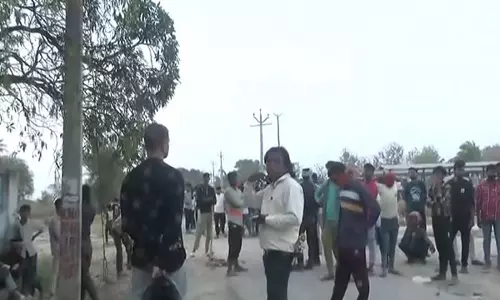 अंबेडकर प्रतिमा हटाने के आरोप में ग्रामीणों और पुलिस में झड़प अंबेडकर प्रतिमा हटाने के आरोप में ग्रामीणों और पुलिस में झड़प