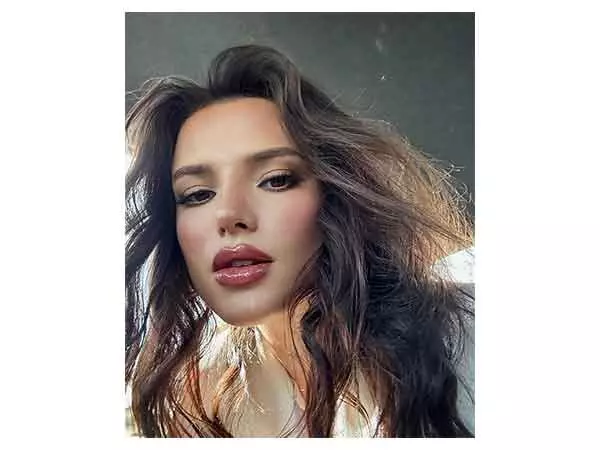 Bella Thorne ने पूर्व सह-कलाकार मिकी राउर्के पर सेट पर उनके जननांगों को चोट पहुंचाने का आरोप लगाया Bella Thorne ने पूर्व सह-कलाकार मिकी राउर्के पर सेट पर उनके जननांगों को चोट पहुंचाने का आरोप लगाया