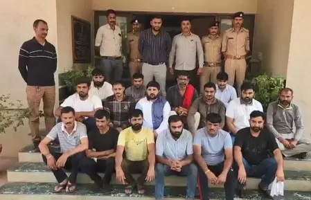 गुजरात एटीएस ने नकली आर्म्स लाइसेंस रैकेट का किया भंडाफोड़, अब तक 40 आरोपी गिरफ्तार गुजरात एटीएस ने नकली आर्म्स लाइसेंस रैकेट का किया भंडाफोड़, अब तक 40 आरोपी गिरफ्तार