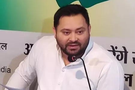 बिहार में शराबबंदी कानून मजाक, गरीब बन रहे निशाना : तेजस्वी यादव बिहार में शराबबंदी कानून मजाक, गरीब बन रहे निशाना : तेजस्वी यादव