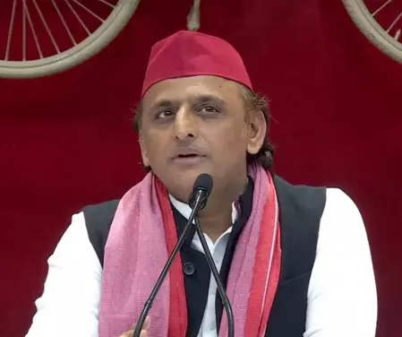 संविधान को कमजोर करना चाहती है भाजपा : अखिलेश यादव संविधान को कमजोर करना चाहती है भाजपा : अखिलेश यादव