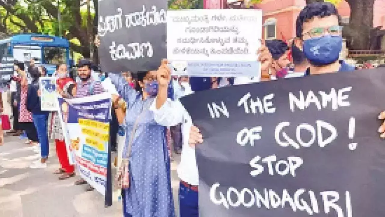Karnataka: पुलिस ने नाबालिग समेत पांच लोगों को मामूली बात पर पकड़ा Karnataka: पुलिस ने नाबालिग समेत पांच लोगों को मामूली बात पर पकड़ा