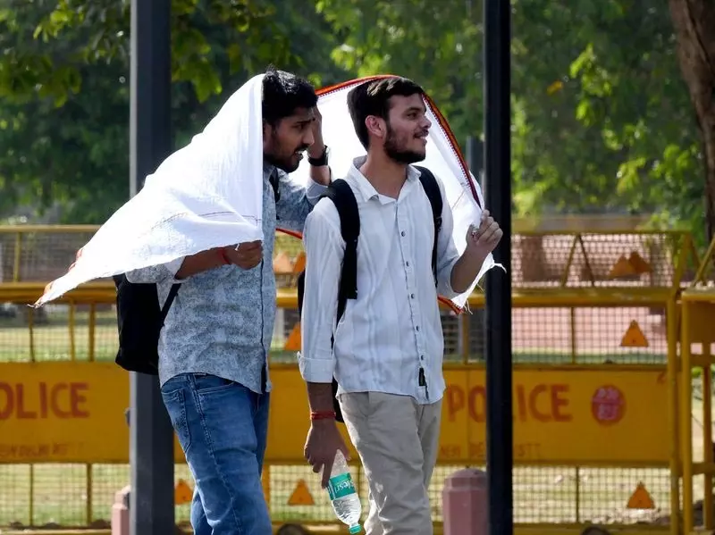 Delhi: प्रतिकूल मौसम के कारण 2 की मौत Delhi: प्रतिकूल मौसम के कारण 2 की मौत